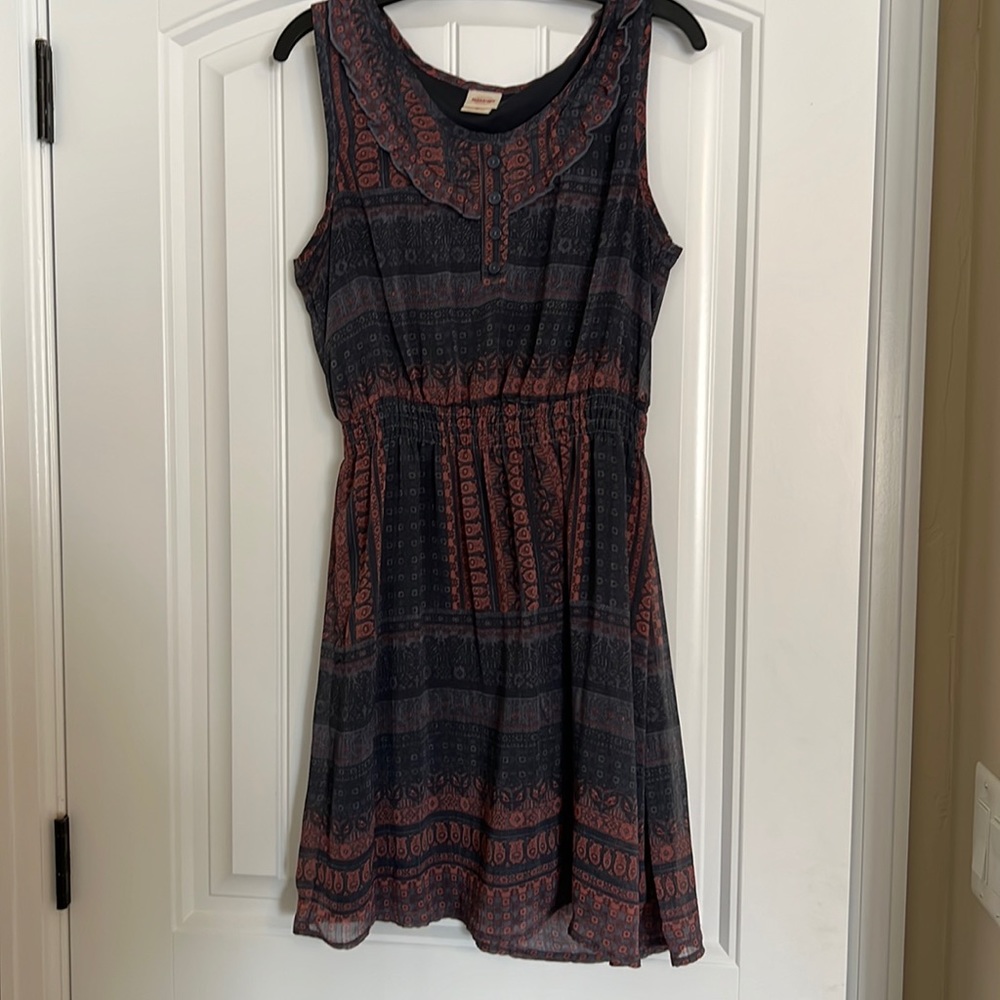 the brand is mossimo, size medium, navy and mauve color